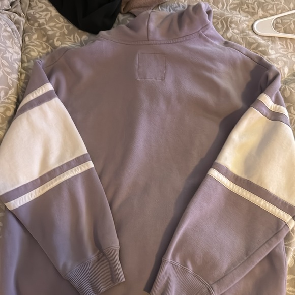 Hollister hoodie used like new just don’t wear it anymore - Picture 3 of 3